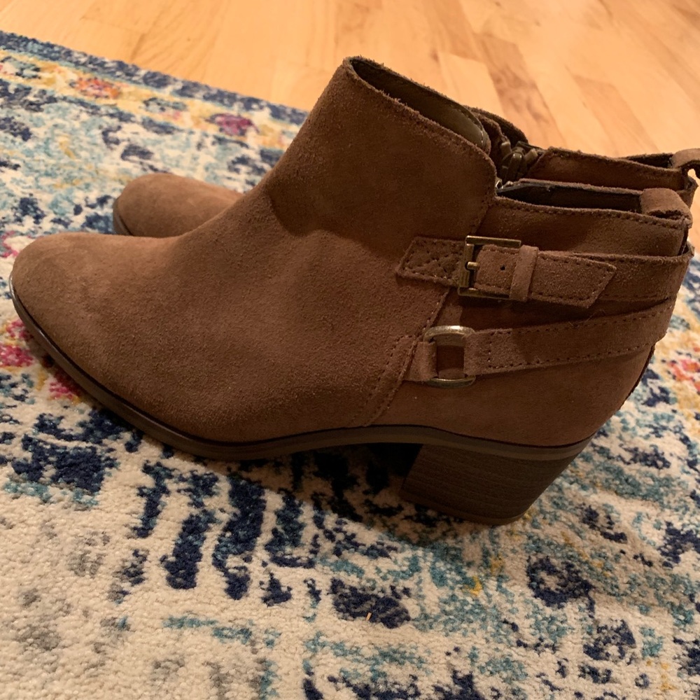 NWT Suede camel booties